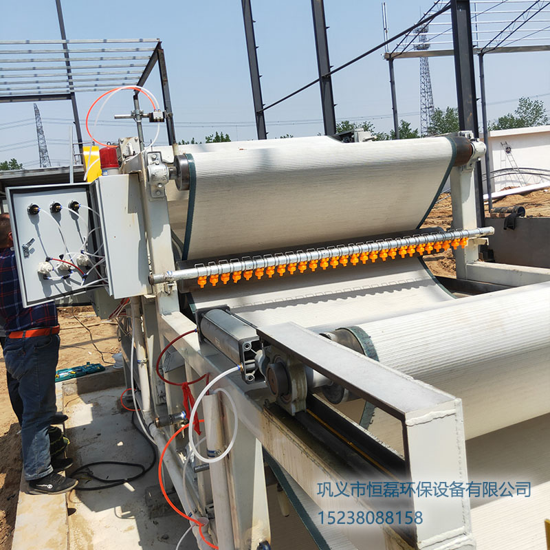 新疆喀什砂厂安装恒磊带式压滤机现场